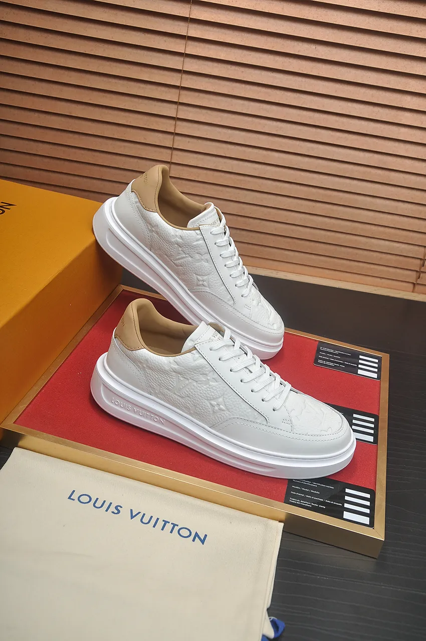 Men's men's shoes 💰640💶Original development, quality shipping, welcome to compare - LV sneaker series sports shoes introduce the loose silhouette of the ready-to-wear series into the spring and summer men's wear shows and make an eye-catching appearance. The cow leather upper is combined with rough fabric laces, and colorful beading highlights the brand's classic elements. LV letters mark the tongue and Monogram floral outsole. Mixed materials Made of top-grain cowhide, thick shoelace design, large Monogram print on the side, mesh lining and cotton feet, the comfort is as extreme as ever, premium heritage, quality first, worth owning! Size: Men’s 38-45 (45 is custom-made and cannot be returned or exchanged)